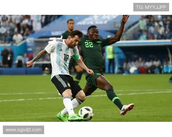 聚焦世界足球明星成长历程全景展现其赛场巅峰表现深度解读魅力传