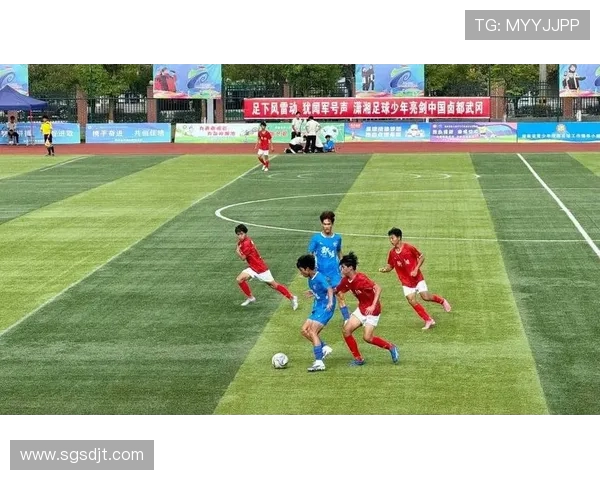 湘超足球赛激战正酣地方球队争夺冠军荣誉展现足球魅力与竞技精神