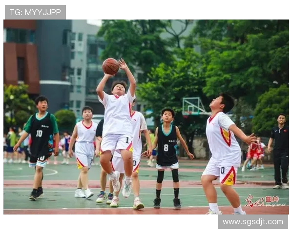 篮球点燃青春激情描绘团队合作与拼搏精神的精彩瞬间